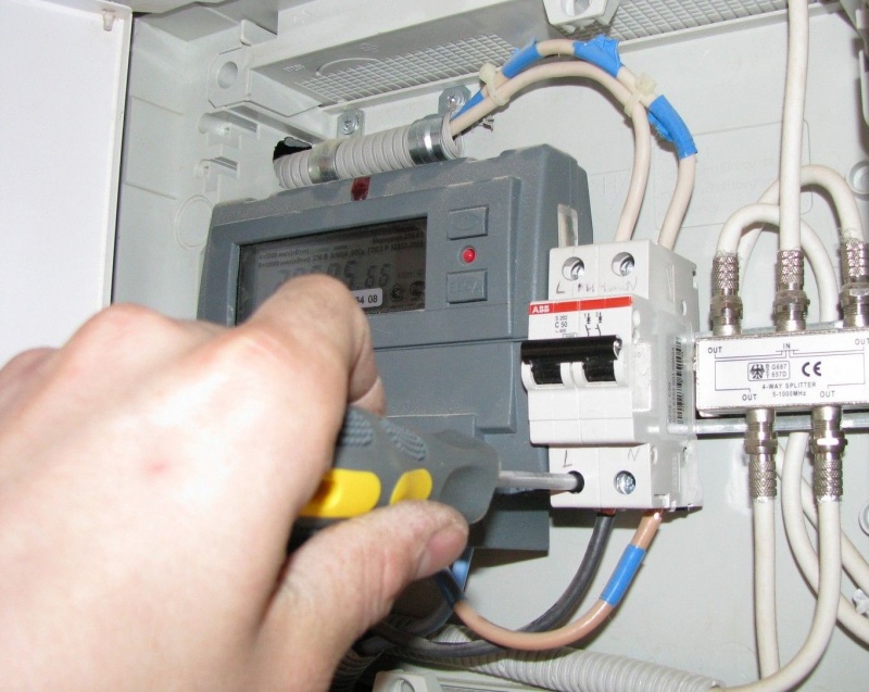 Замена бытового выключателя электричества (квартирного автомата) 